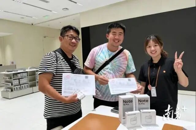 新加坡籍旅客在汕头体验“即买即退”服务。 受访者 供图
